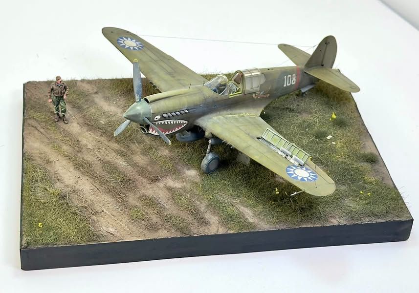 1/48 Eduard Curtiss P-40E par John Fenton