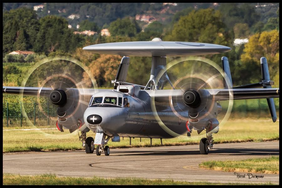 Un Grumman E-2C Hawkeye de la flottille 4F au départ de l'AIA (Atelier Industriel de l’Aéronautique) de Cuers