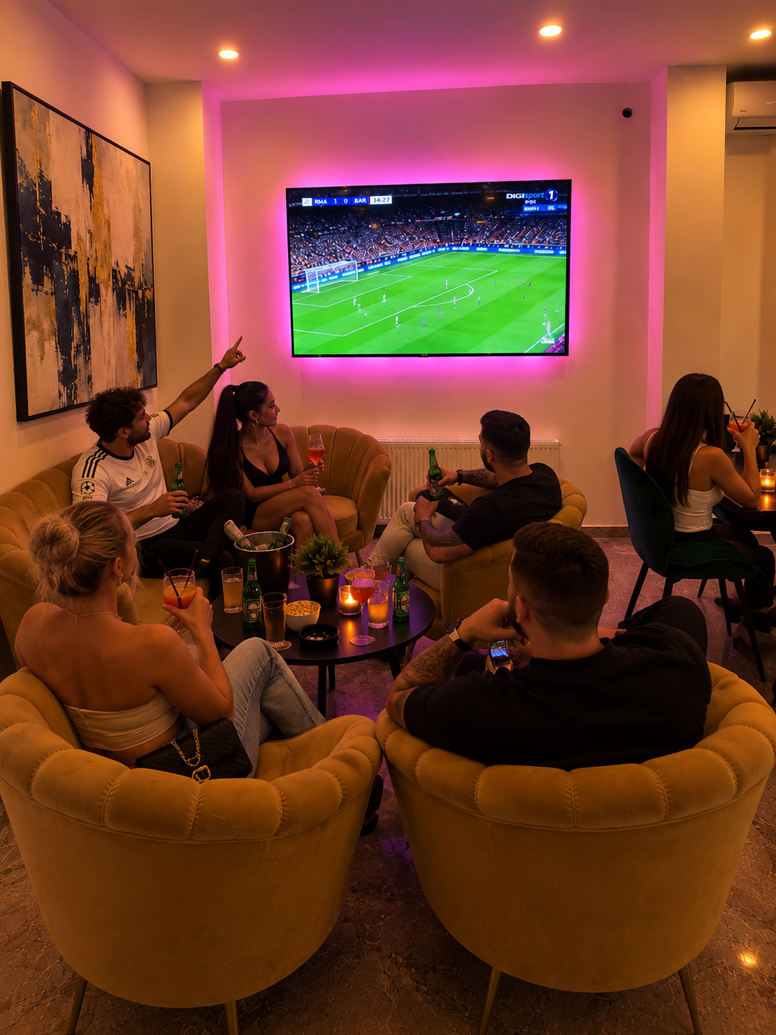Prieteni care urmăresc un meci live la NIRA Lounge